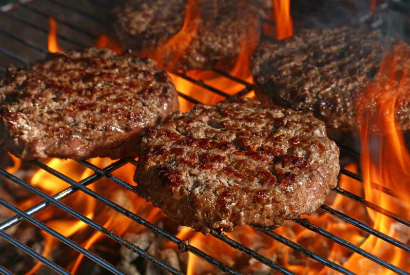 9 classic picnic foods_grilled burgers