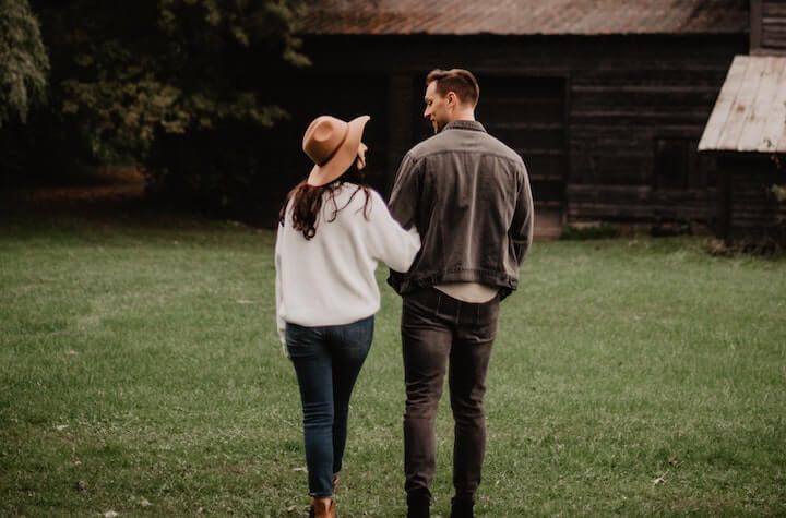 10 Signs an Emotionally Unavailable Man is in Love With You