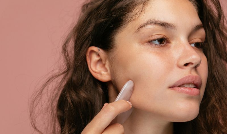 Waking up with a puffy face in the morning? Here's how to deal with it. 