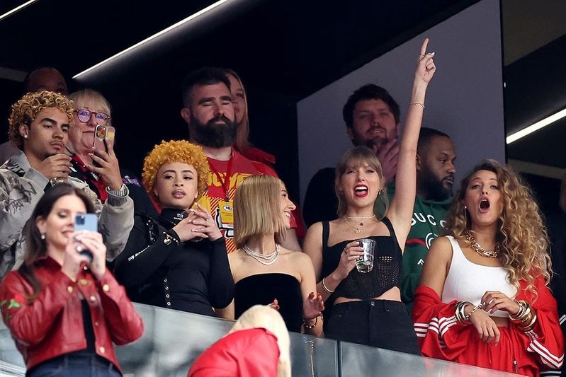 Taylor and her squad cheer on her boyfriend,