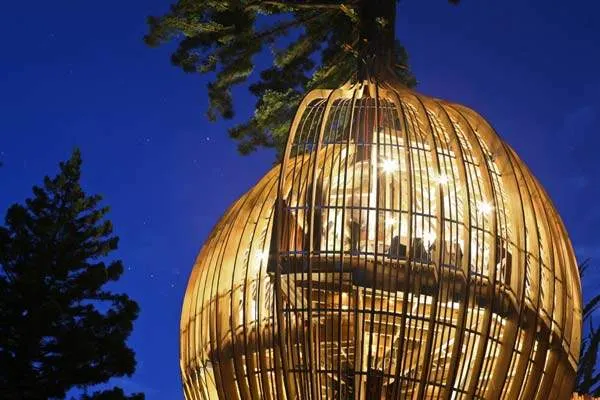 Yellow Treehouse in New Zealand